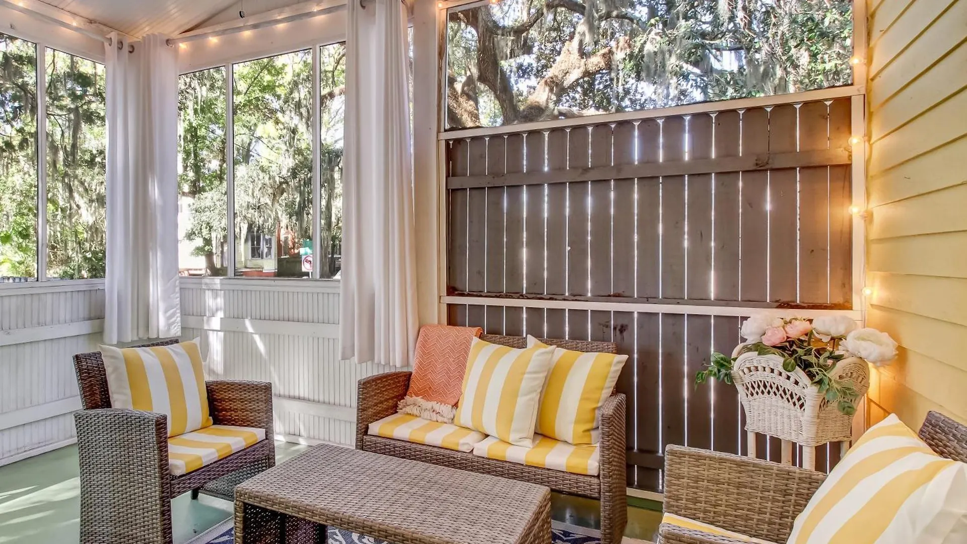 Cute Thomas Square Cottage Monthly Stays Heated Pool Access By Southern Belle Savannah 1388 Holiday home